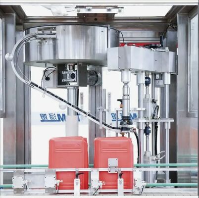 خرید دستگاه پرکن، درب‌بند، درب‌گذار و برچسب‌زن اتوماتیک هوشمند پنوماتیک بشکه‌ای مربع برای بطری‌های شیشه‌ای/پلاستیکی 5-30 لیتری تولید آنلاین